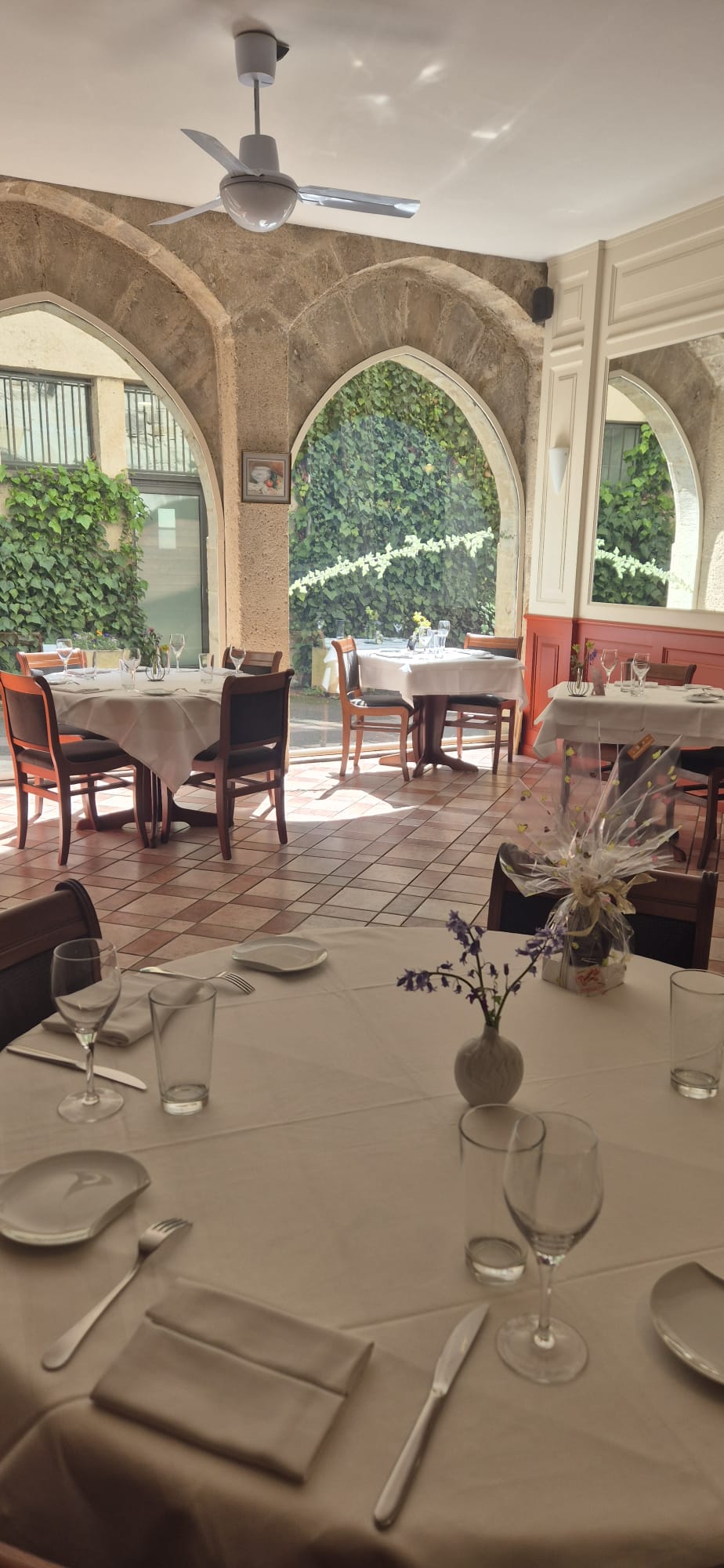 La salle du restaurant, avec ses arches en pierre